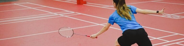 vrouw speelt badminton